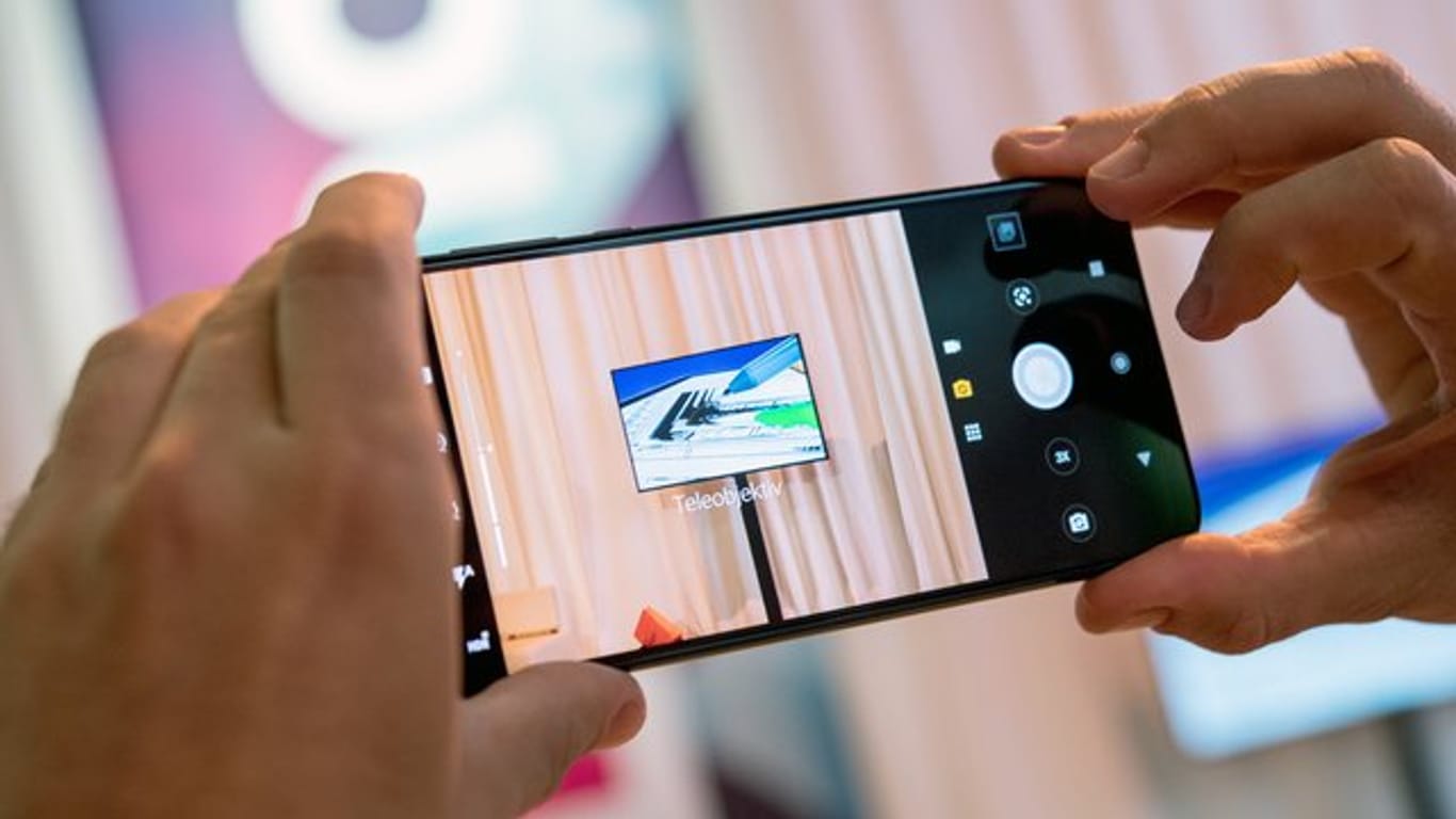 Das Motorola One Zoom von Lenovo soll Kunden vor allem mit der Kamera und seinem OLED-Display begeistern.