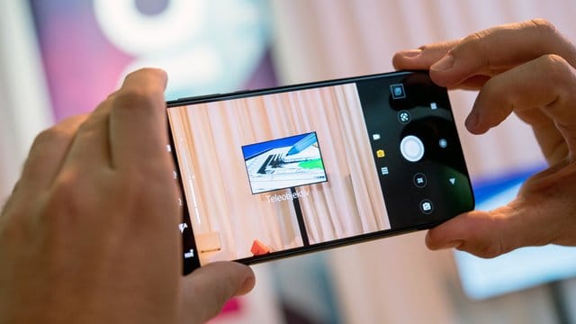 Das Motorola One Zoom von Lenovo soll Kunden vor allem mit der Kamera und seinem OLED-Display begeistern.