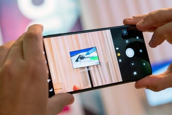 Das Motorola One Zoom von Lenovo soll Kunden vor allem mit der Kamera und seinem OLED-Display begeistern.
