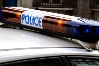 Rundumleuchte eines französischen Polizeiwagens: In einer Grundschule in Marseille gab es einen Messerangriff – Kinder waren offenbar nicht involviert.