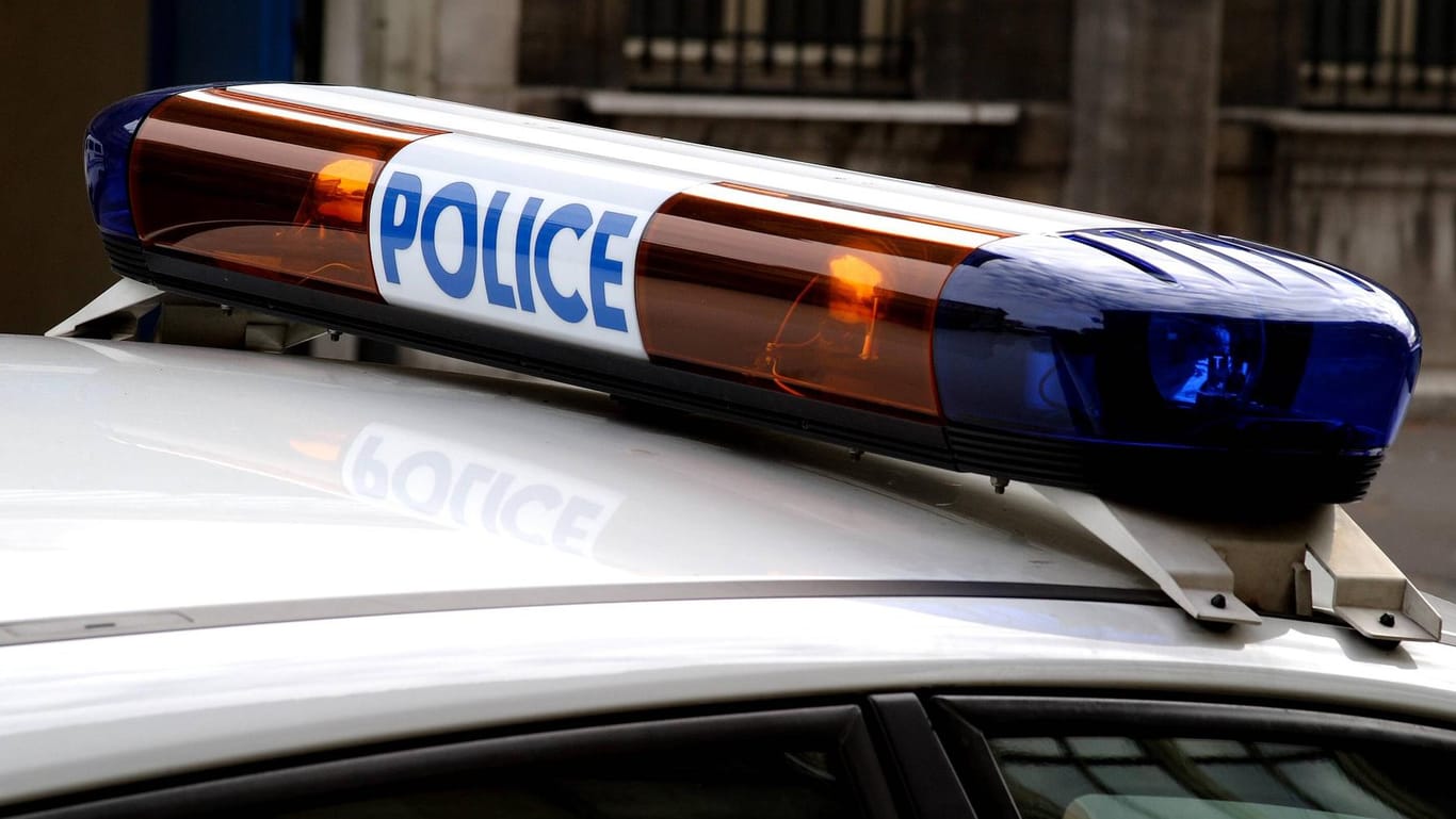 Rundumleuchte eines französischen Polizeiwagens: In einer Grundschule in Marseille gab es einen Messerangriff – Kinder waren offenbar nicht involviert.