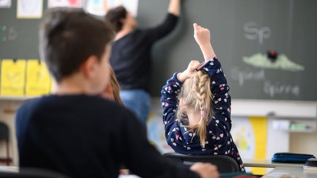 Nicht nur Schlafforscher, sondern auch Kinder sind für einen späteren Beginn der ersten Schulstunde. Nicht nur Schlafforscher, sondern auch Kinder sind für einen späteren Beginn der ersten Schulstunde.