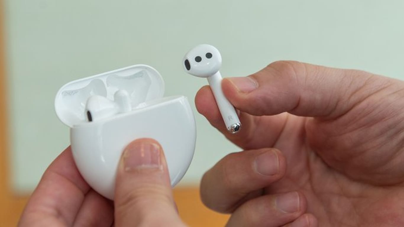 Die neuen drahtlosen Huawei-Ohrhörer FreeBuds 3 lehnen sich äußerlich stark an die populären AirPods von Apple an.