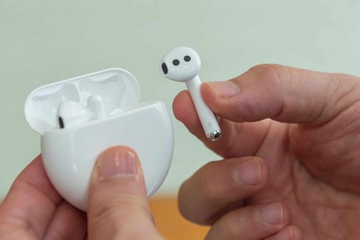 Die neuen drahtlosen Huawei-Ohrhörer FreeBuds 3 lehnen sich äußerlich stark an die populären AirPods von Apple an.
