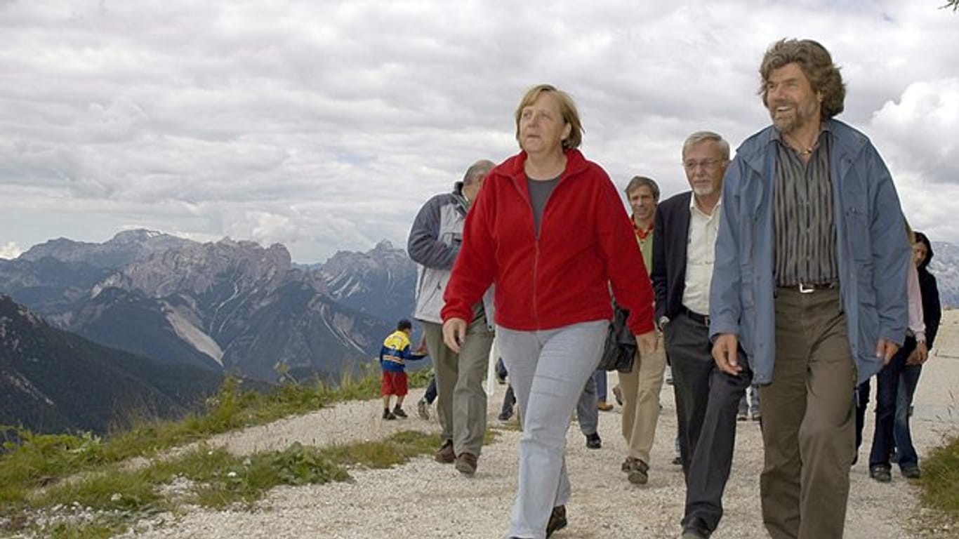 Bundeskanzlerin Angela Merkel wandert mit dem Bergsteiger Reinhold Messner auf den Monte Rite zum Messner Mountain Museum.