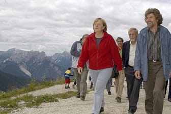 Bundeskanzlerin Angela Merkel wandert mit dem Bergsteiger Reinhold Messner auf den Monte Rite zum Messner Mountain Museum.