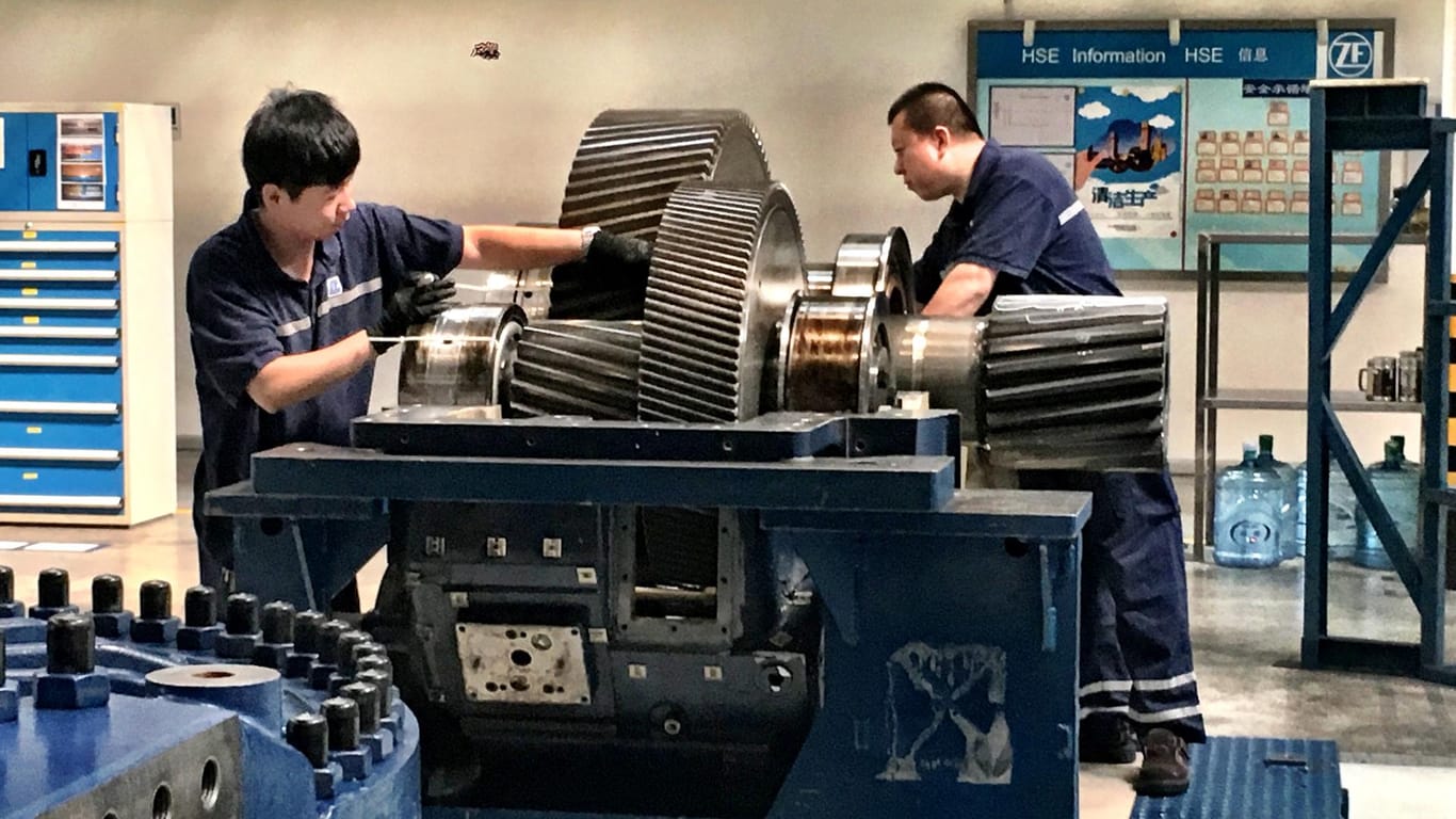 Chinesische Arbeiter im Windräder-Werk des deutschen Herstellers ZF: Zwischen China und Deutschland geht es vor allem anderen um Wirtschaft.