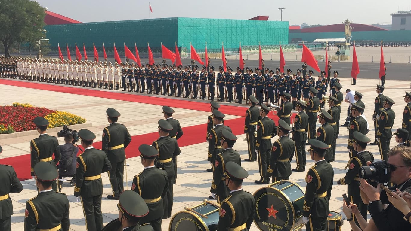 Empfang mit militärischen Ehren: Zum Besuch der Bundeskanzlerin in Peking spielt ein Militärorchester auf.