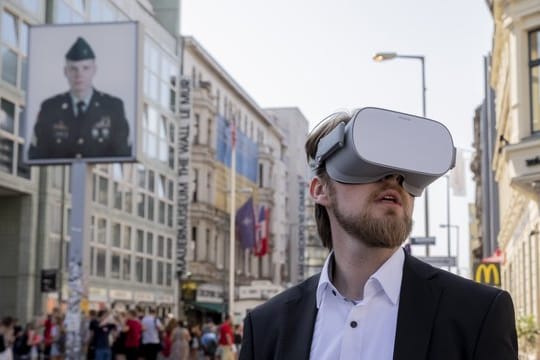 Jonas Rothe, Gründer und Geschäftsführer von TimeRide, bei der Pressevorführung einer virtuellen Zeitreise in das geteilte Berlin.