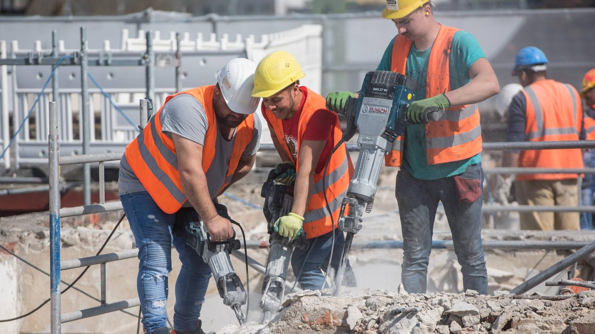 Abrissarbeiter: Die Gehaltsunterschiede bei Leiharbeitern ziehen sich durch alle Qualifizierungsgruppen. (Symbolbild)