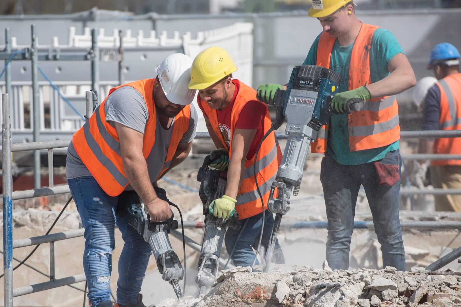 Abrissarbeiter: Die Gehaltsunterschiede bei Leiharbeitern ziehen sich durch alle Qualifizierungsgruppen. (Symbolbild)