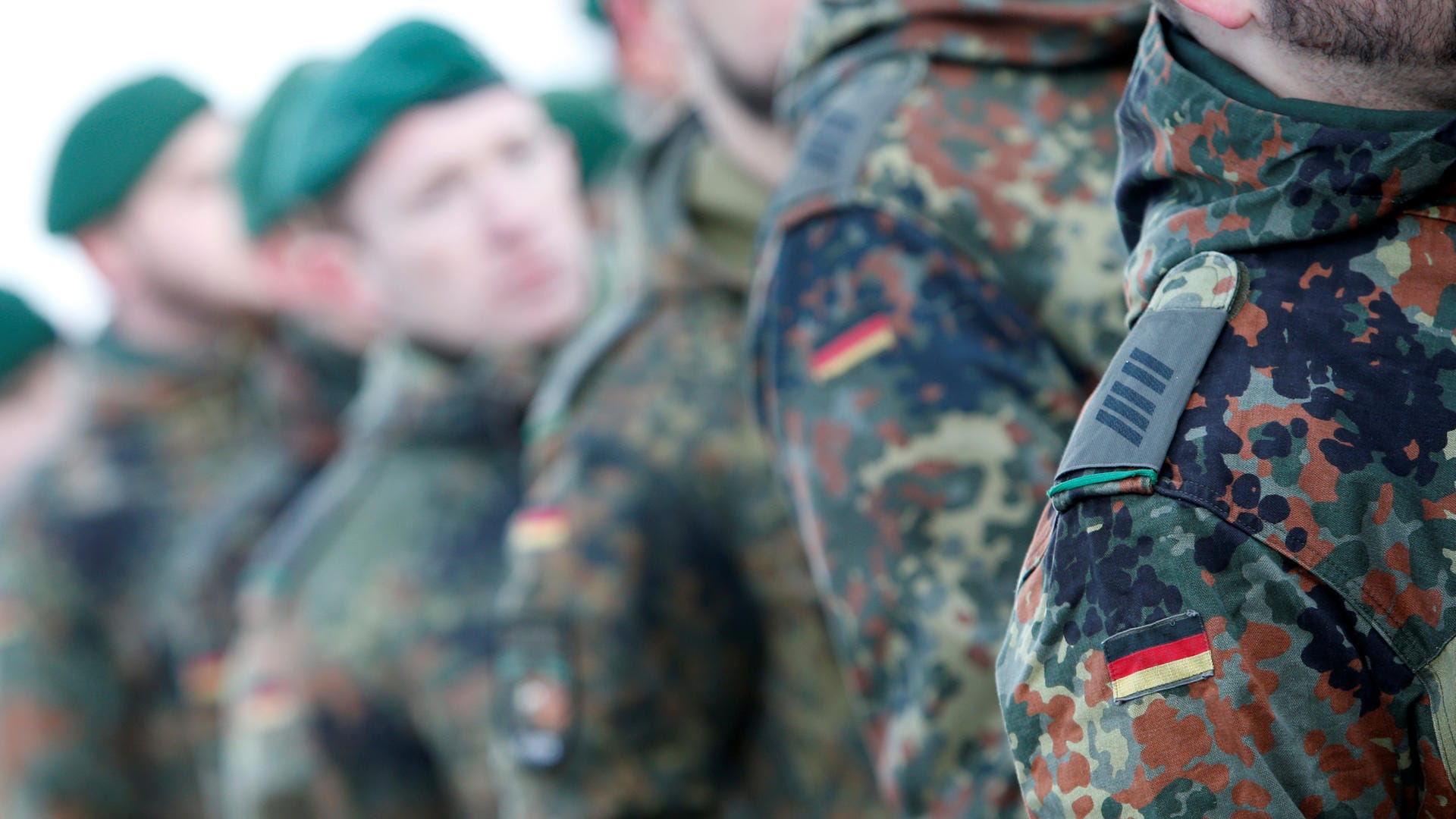 Bundeswehrsoldaten bei einem Appell in Oberviechtach.