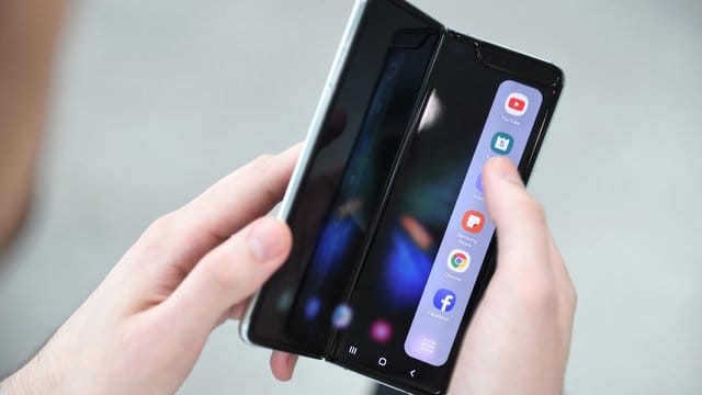 App Continuity: Klappt man das Galaxy Fold auf oder zu, wandern die Apps automatisch auf das richtige Display. App Continuity: Klappt man das Galaxy Fold auf oder zu, wandern die Apps automatisch auf das richtige Display.