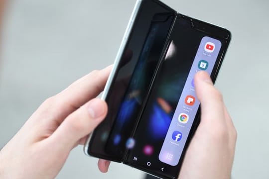 App Continuity: Klappt man das Galaxy Fold auf oder zu, wandern die Apps automatisch auf das richtige Display.
