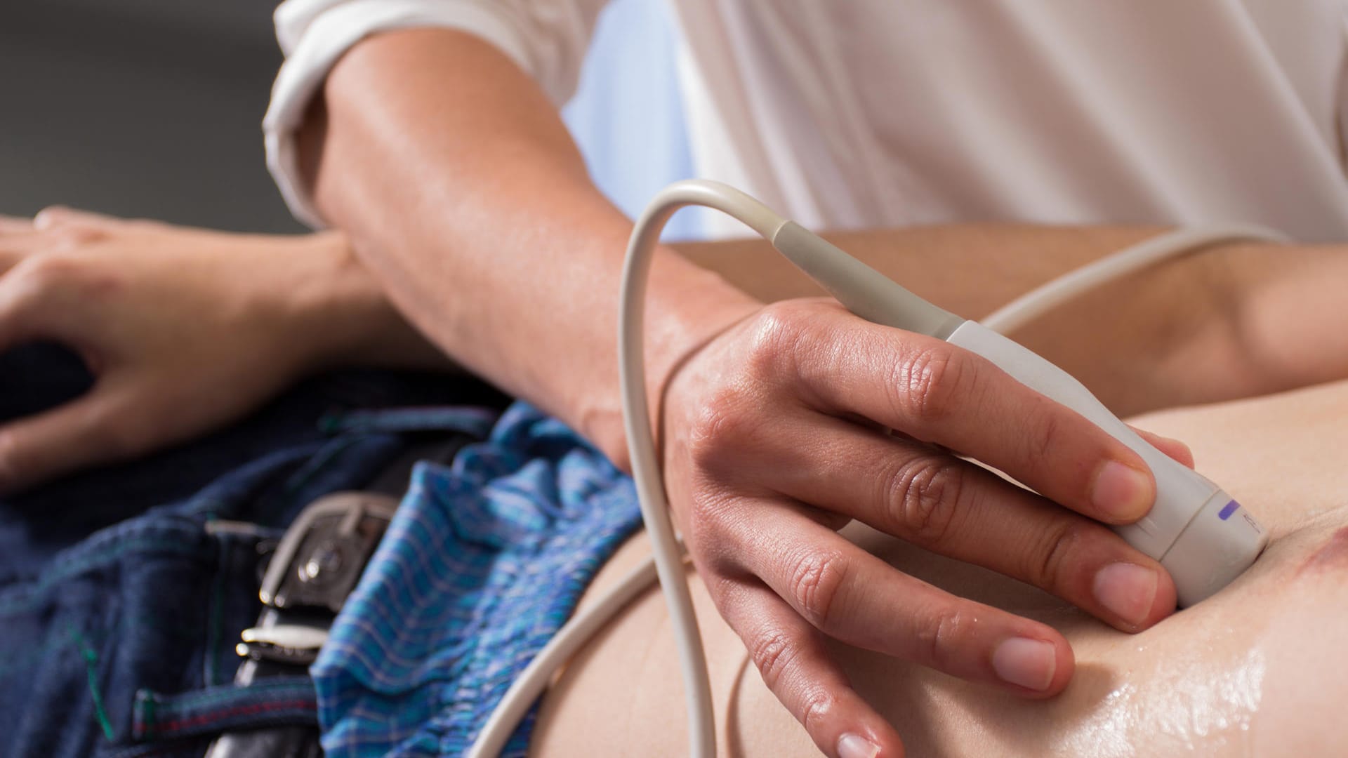 Patient bei der Echokardiografie: Mittels Ultraschall wird dem Arzt bei dieser Untersuchung ein Blick ins Herz gewährt.