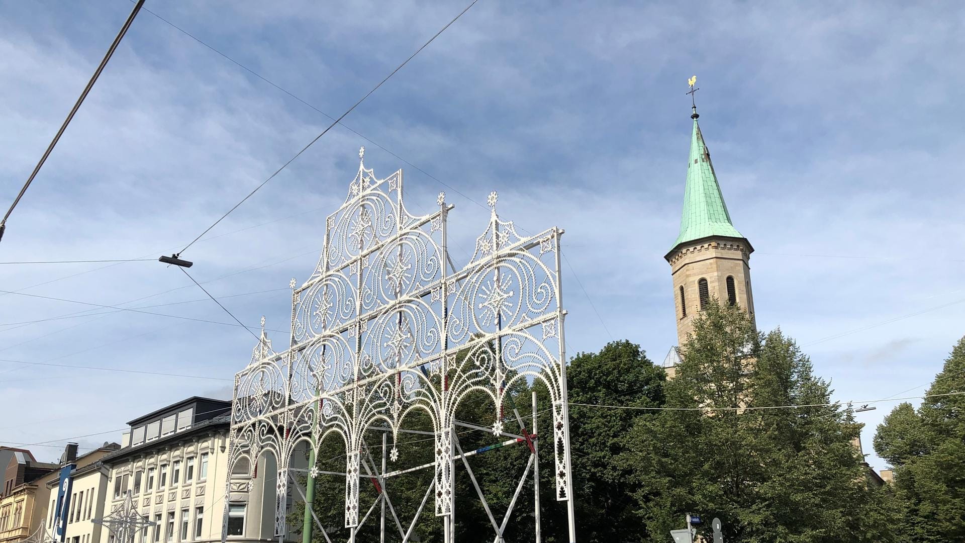 Ein Lichtobjekt steht am Hasper Kirchplatz: Hier ist bereits zu erahnen, wie der Stadtteil bei den Hasper Lichtern erstrahlen wird.