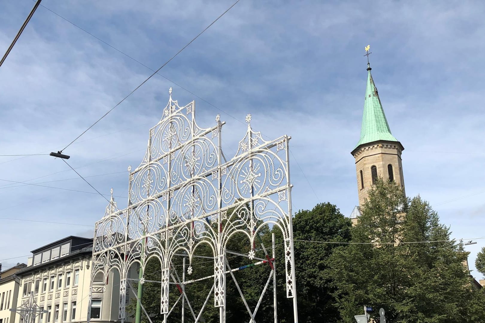 Ein Lichtobjekt steht am Hasper Kirchplatz: Hier ist bereits zu erahnen, wie der Stadtteil bei den Hasper Lichtern erstrahlen wird.