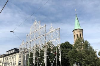 Ein Lichtobjekt steht am Hasper Kirchplatz: Hier ist bereits zu erahnen, wie der Stadtteil bei den Hasper Lichtern erstrahlen wird.