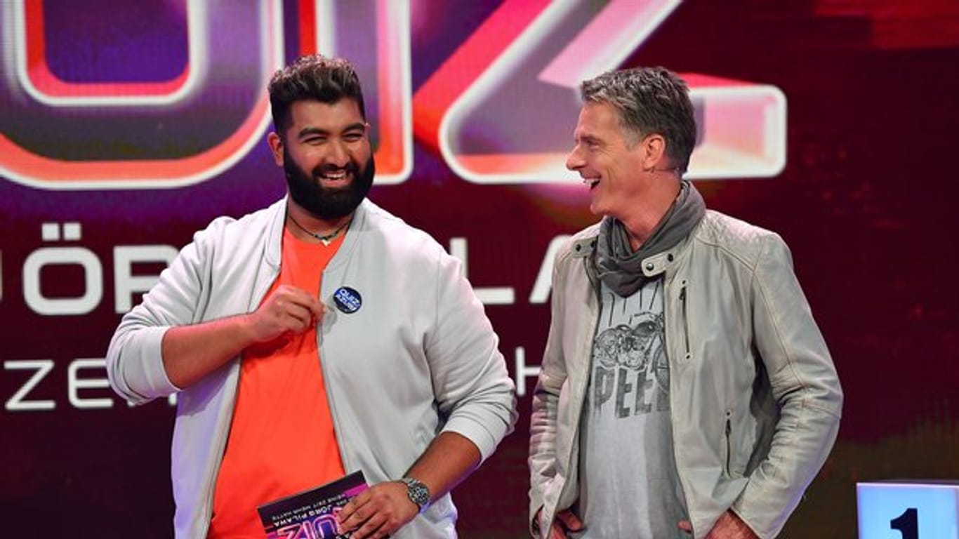 Comedian Faisal Kawusi (l) startet seine neue Show "Das Quiz, für das Jörg Pilawa keine Zeit mehr hatte".