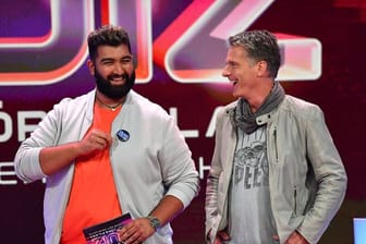 Comedian Faisal Kawusi (l) startet seine neue Show "Das Quiz, für das Jörg Pilawa keine Zeit mehr hatte".