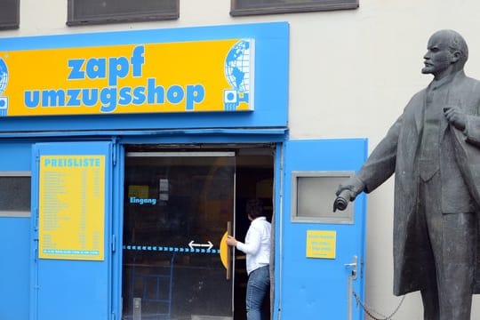 Vertrauen ist gut, Zuzugsstopp ist besser? Eine Lenin-Figur wacht in Berlin-Kreuzberg auf dem Hof des Umzugsunternehmens Zapf.