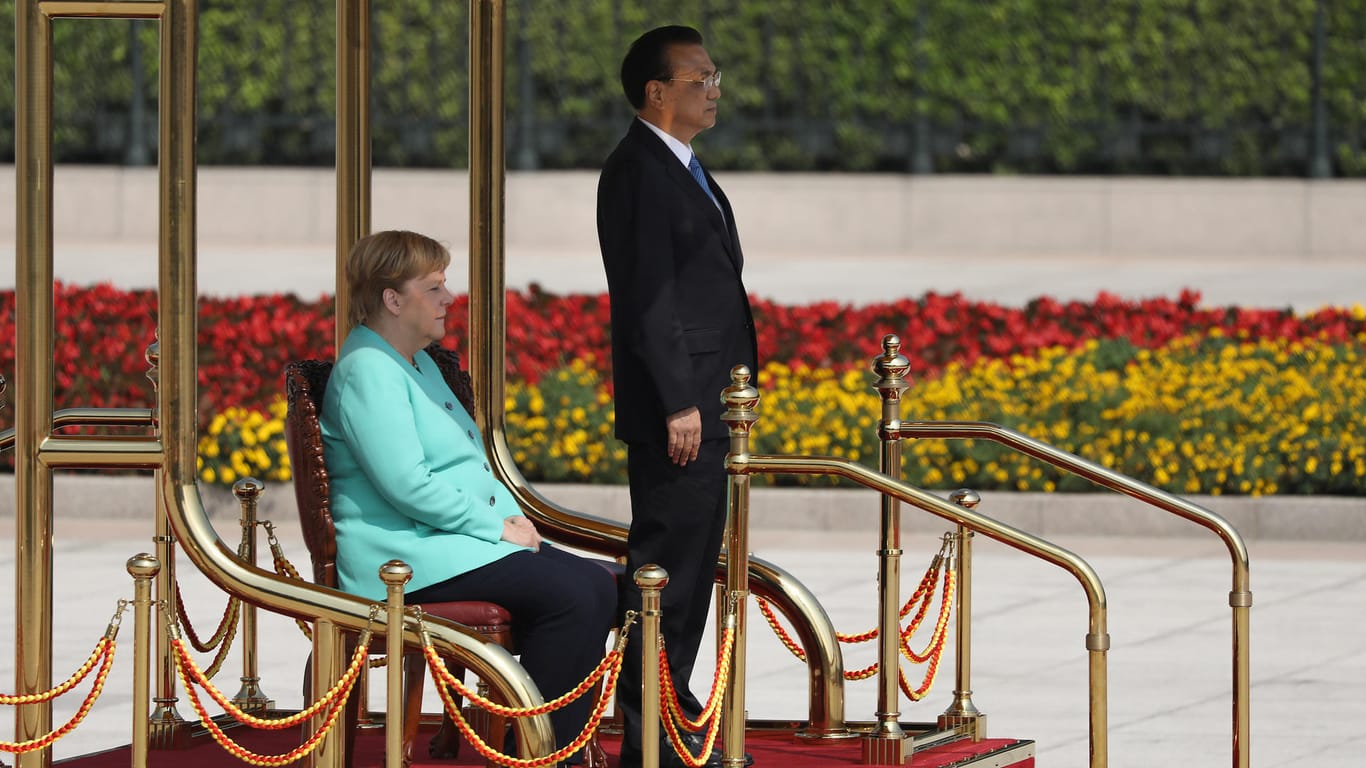 Empfang in China: Kanzlerin Merkel und Premier Li bei der militärischen Zeremonie in der Hauptstadt Peking.