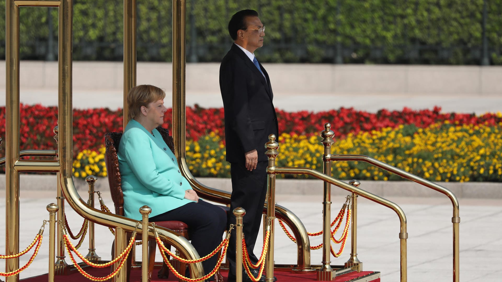 Empfang in China: Kanzlerin Merkel und Premier Li bei der militärischen Zeremonie in der Hauptstadt Peking.