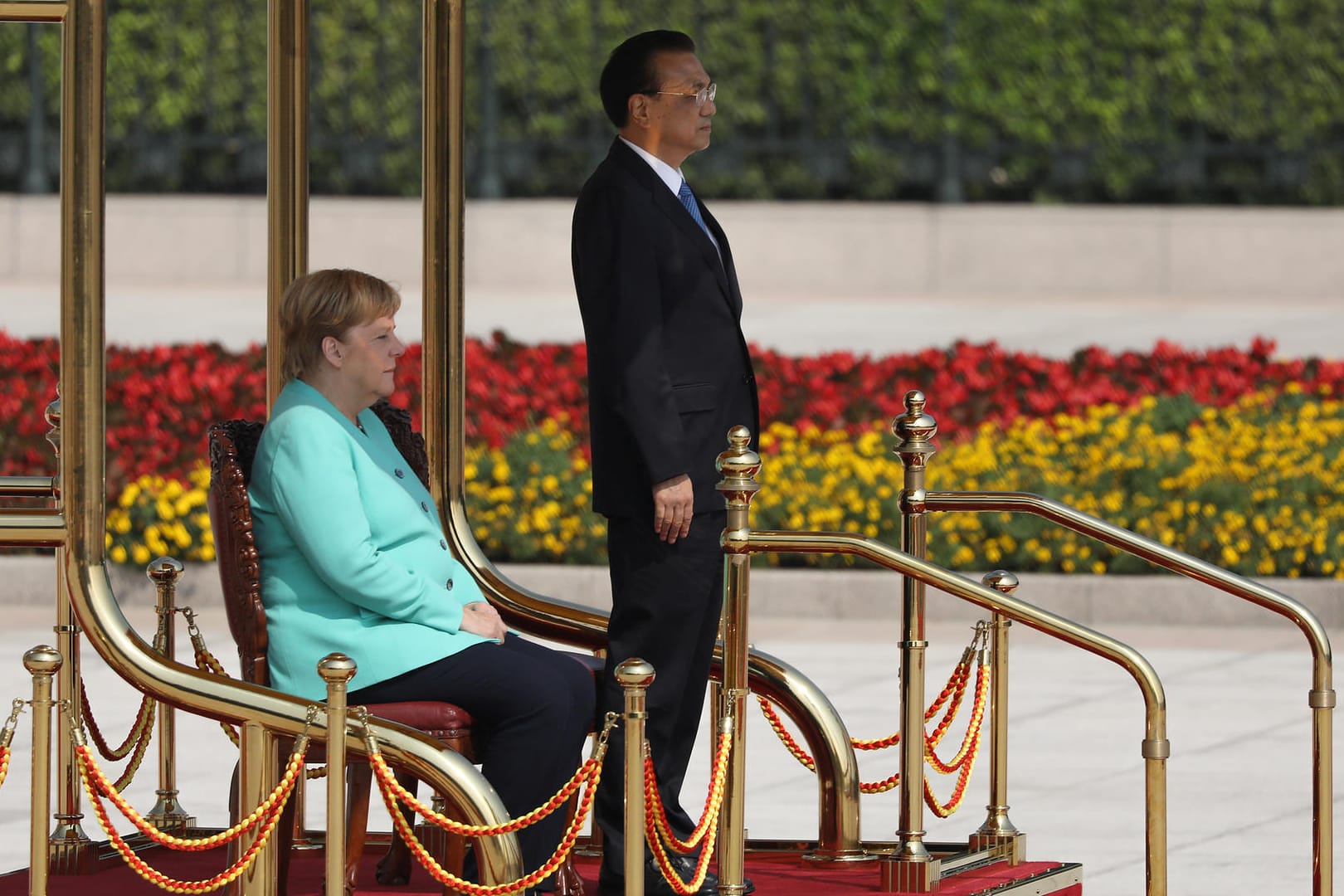 Empfang in China: Kanzlerin Merkel und Premier Li bei der militärischen Zeremonie in der Hauptstadt Peking.