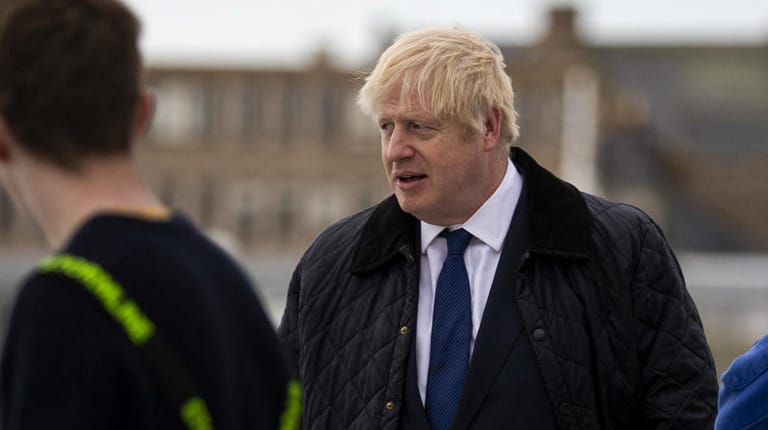 Boris Johnson besucht Fischer in Schottland: Das Oberhaus hat das Gesetz gegen den harten Brexit verabschiedet.