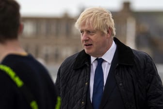 Boris Johnson besucht Fischer in Schottland: Das Oberhaus hat das Gesetz gegen den harten Brexit verabschiedet.