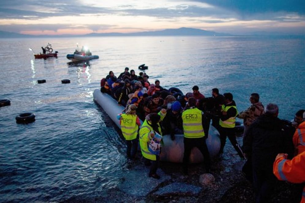 Flüchtlinge kommen in einem Schlauchboot auf der griechischen Insel Lesbos an.