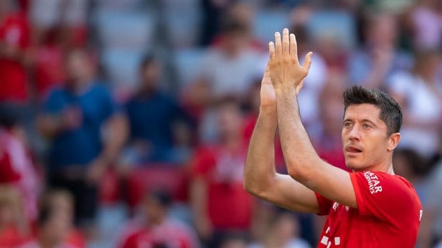 Hat erst kürzlich seinen Vertrag beim FC Bayern München verlängert: Torjäger Robert Lewandowski. Hat erst kürzlich seinen Vertrag beim FC Bayern München verlängert: Torjäger Robert Lewandowski.