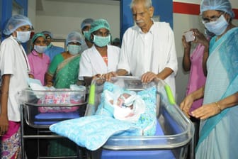 Mediziner zeigen die gesunden Kinder: Eine 73-Jährige hat in Indien gesunde Zwillinge zur Welt gebracht.