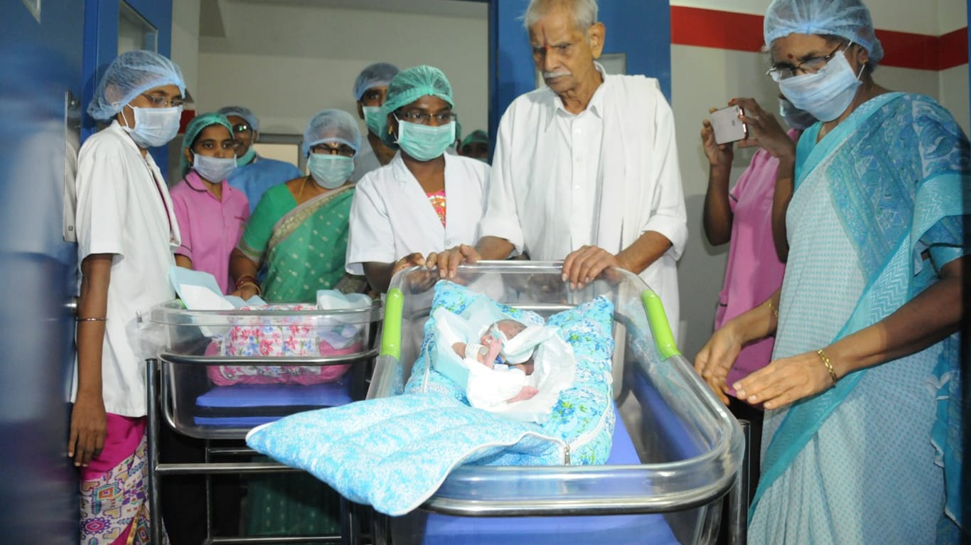 Mediziner zeigen die gesunden Kinder: Eine 73-Jährige hat in Indien gesunde Zwillinge zur Welt gebracht.