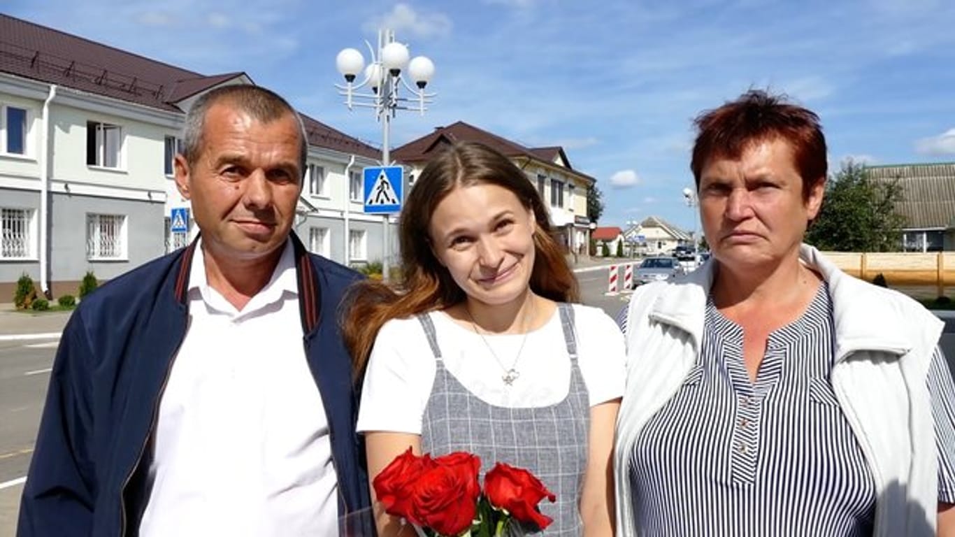 Standbild aus einem vom Innenministerium veröffentlichten Video mit Vater Viktor, Tochter Julia Alpatowa und Mutter Ljudmila nach ihrem ersten Wiedersehen.