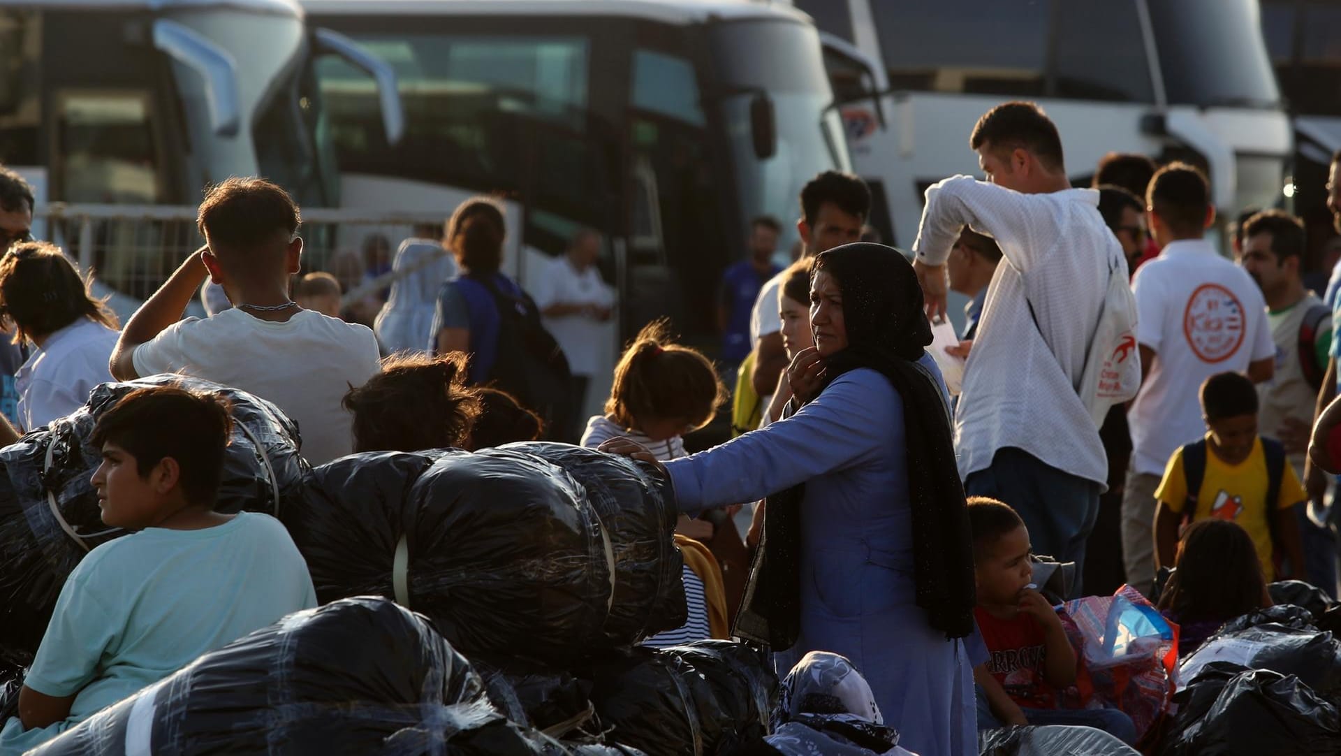 Krise in der Ägäis: Migranten haben an Bord eines Fährschiffes Thessaloniki erreicht. Das Schiff hatte sie zuvor in Lesbos aufgenommen.