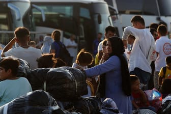Krise in der Ägäis: Migranten haben an Bord eines Fährschiffes Thessaloniki erreicht. Das Schiff hatte sie zuvor in Lesbos aufgenommen.