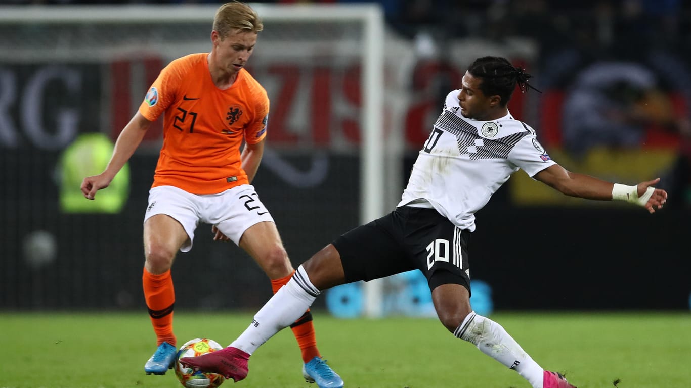 Stellvertretend für eine intensive Partie: Der Niederländer Frenkie de Jong (l.) und DFB-Star Serge Gnabry streiten um den Ball.