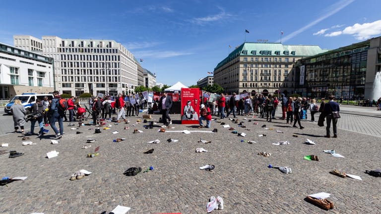 Schuhe sollen Menschen ins Bewusstsein rücken, die wegen ME/CFS aus der Öffentlichkeit verschwunden sind: Diese Aktion von Millions Missing Deutschland fand vor dem Brandenburger Tor in Berlin statt.
