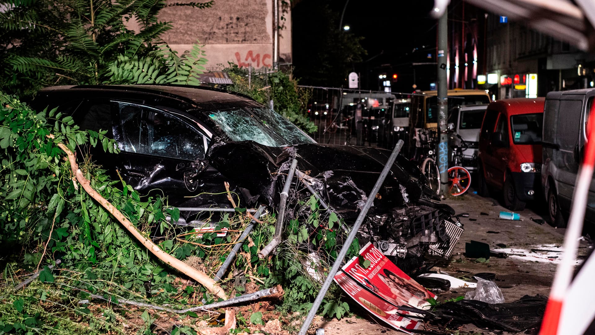 Ein zerstörter Pkw steht zwischen Trümmern auf einem Grundstück: Vier Personen kamen bei dem schweren Autounfall ums Leben.