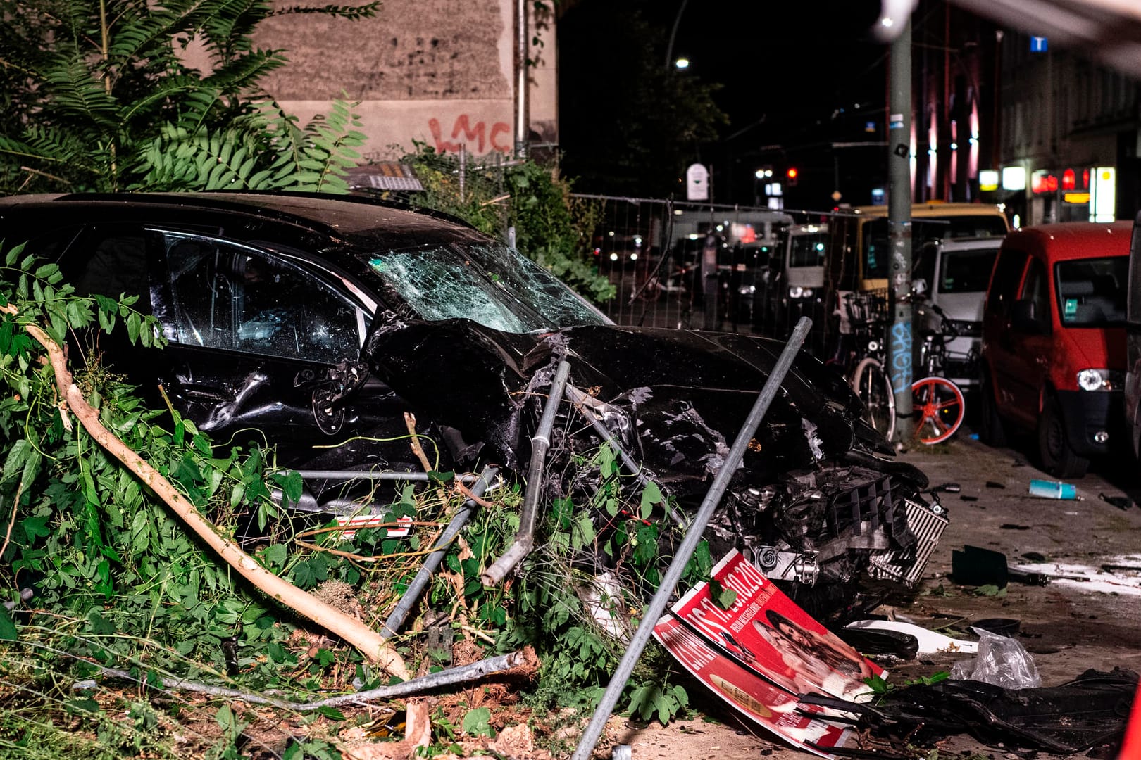 Ein zerstörter Pkw steht zwischen Trümmern auf einem Grundstück: Vier Personen kamen bei dem schweren Autounfall ums Leben.