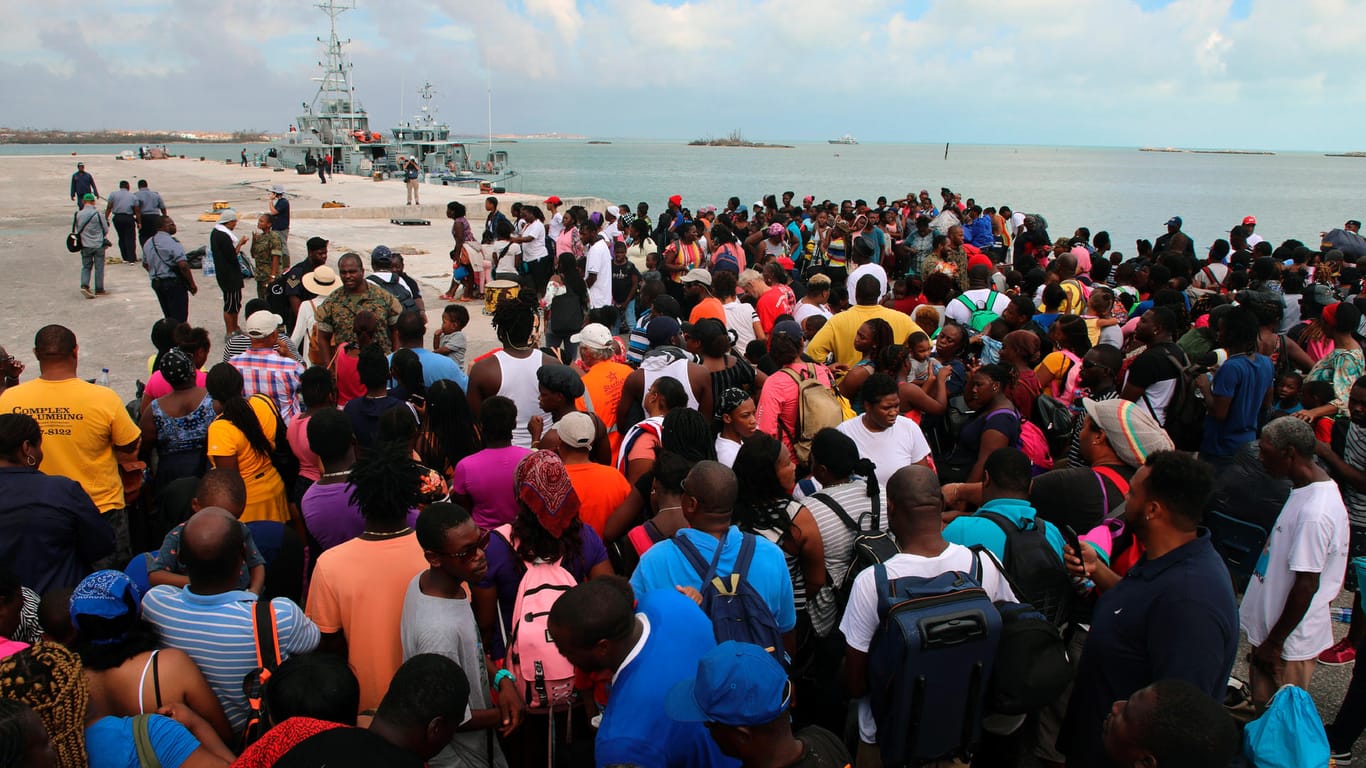Menschen warten in Marsh Harbour Port auf den Bahamas auf ihre Evakuierung.