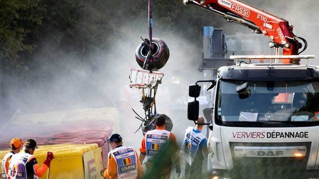 Das Wrack von dem Rennwagen von Juan Manuel Correa nach einem schweren Unfall in Spa. Das Wrack von dem Rennwagen von Juan Manuel Correa nach einem schweren Unfall in Spa.