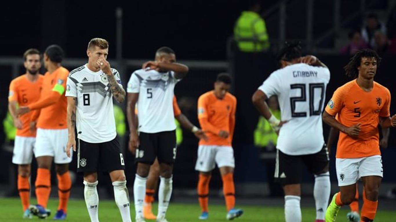 Während die Niederländer feiern, stehen die DFB-Spieler enttäuscht in Hamburg auf dem Platz.