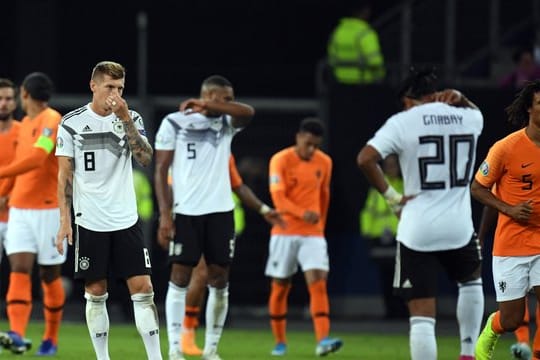 Während die Niederländer feiern, stehen die DFB-Spieler enttäuscht in Hamburg auf dem Platz.