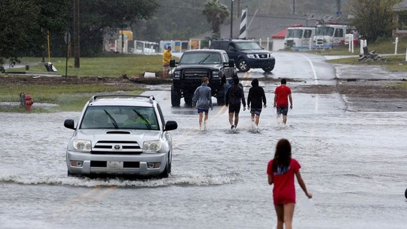 Die Bewohner von Buxton North Carolina im zurückweichenden Flutwasser, nachdem Hurrikan Dorian vorübergezogen ist.