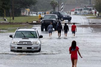 Die Bewohner von Buxton North Carolina im zurückweichenden Flutwasser, nachdem Hurrikan Dorian vorübergezogen ist.
