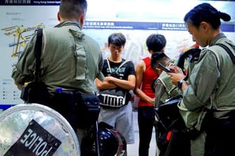 Bereitschaftspolizei überprüft am Hauptbahnhof des Flughafenzuges "Airport Express" in der Innenstadt die Taschen der Passagiere.