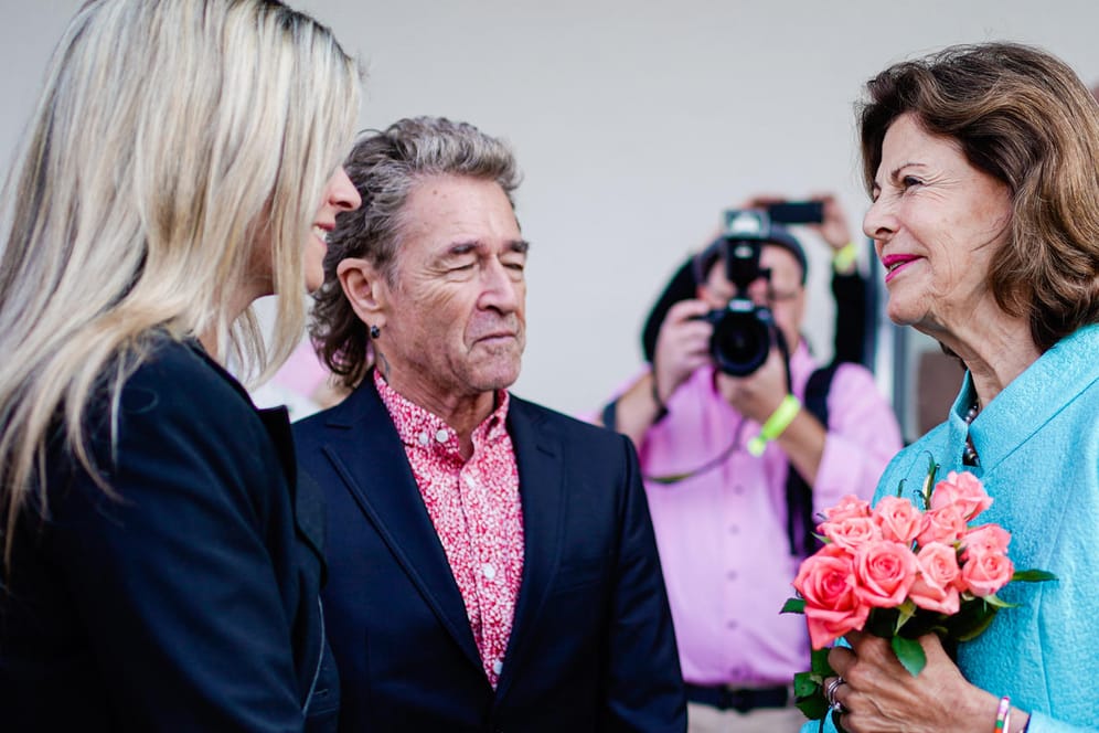 Zur Verleihung des Karl-Kübel Preises in Bensheim kam Peter Maffay mit seiner Freundin Hendrikje Balsmeyer: Auch Sie schüttelte Königin Silvia die Hand.