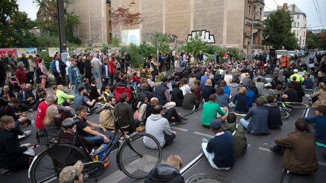 Mehrere hundert Menschen nehmen an einer Mahnwache an der Stelle teil, an der vier Menschen bei einem Verkehrsunfall gestorben waren. Mehrere hundert Menschen nehmen an einer Mahnwache an der Stelle teil, an der vier Menschen bei einem Verkehrsunfall gestorben waren.